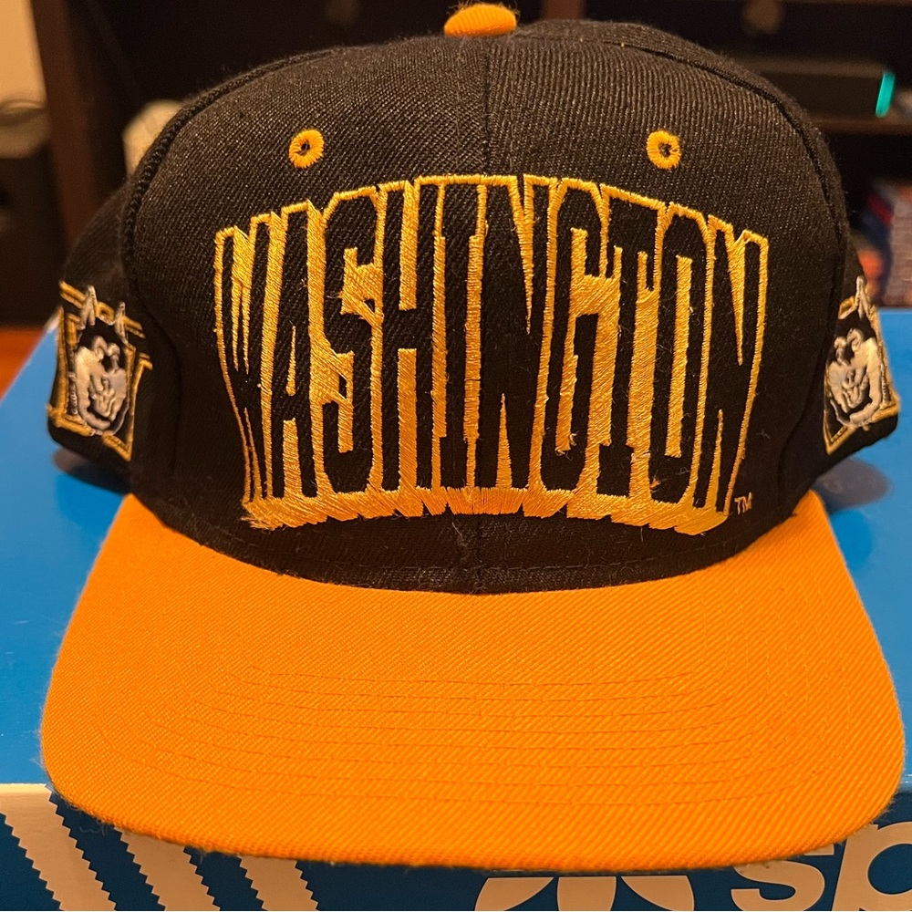 University of Washington Huskies Retro Snap Back *Like New Condition*